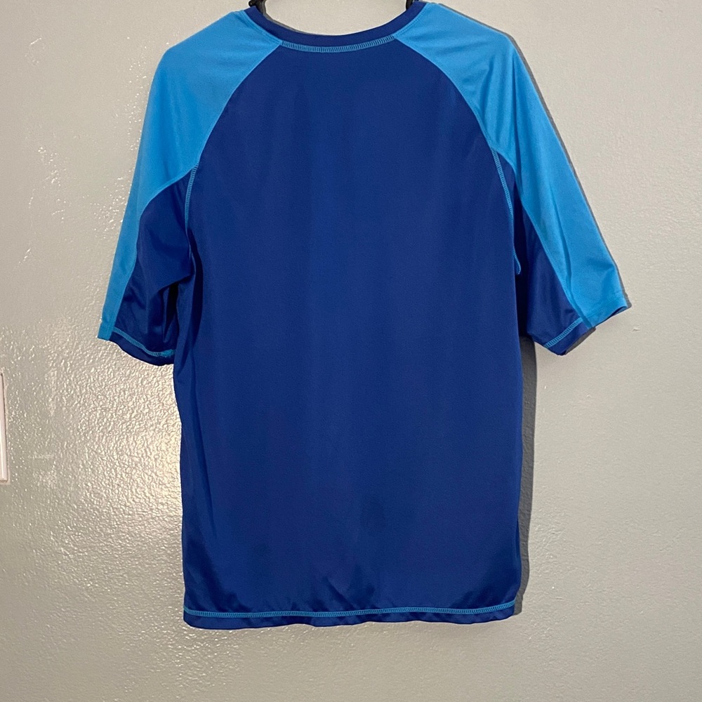 Basic Editions Men's Two-Tone Blue Rash Guard - Picture 2 of 4
